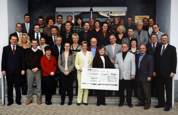 Spendenübergabe bei der Volksbank für das Angelbachtal