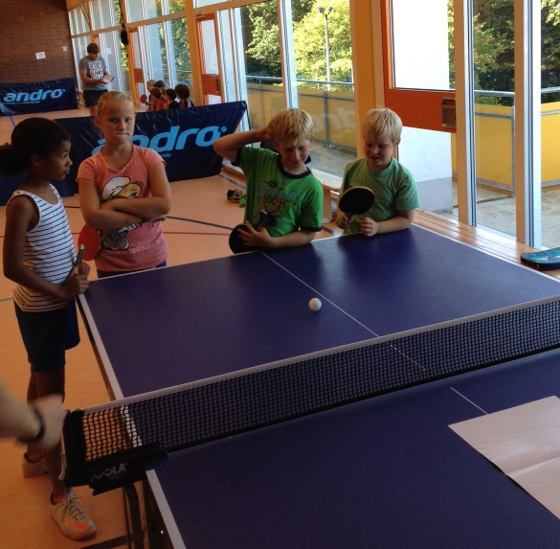 Kinder beim Tischtennis-Ferienspa