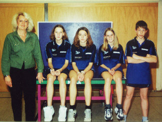 Bild der 4. Jugendmannschaft, v. l. n. r.: Frau Dagmar Becker von der Volksbank f. d. Angelbachtal eG, Sabine Eichmann, Ninia Heuserer, Alexandra Förderer, Daniel Börchers; Foto: Thomas Hotz