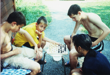Vier Jugendliche beim Schachspiel