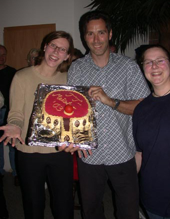 Barbara und Steffi bedanken sich bei Gerhard für die freundliche Aufnahme im TTV