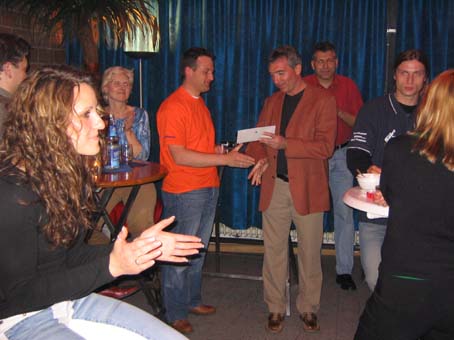 B&uuml;rgermeister Klein &uuml;bergibt die Meisterpr&auml;mie